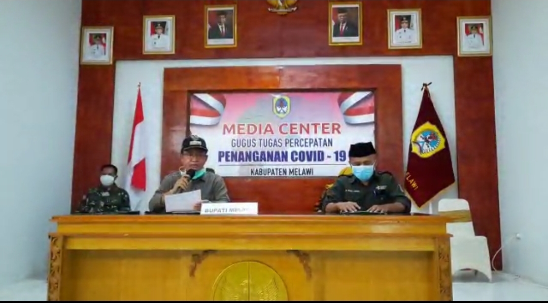 Bupati Melawi didampingi Kepala Dinas Kesehatan, Ketua DPRD Melawi, dan Perwakilan TNI saat menyampaikan perkembangan wabah Covid-19 di Melawi, Sabtu (18/4/2020). (Dedi Irawan/KN) 