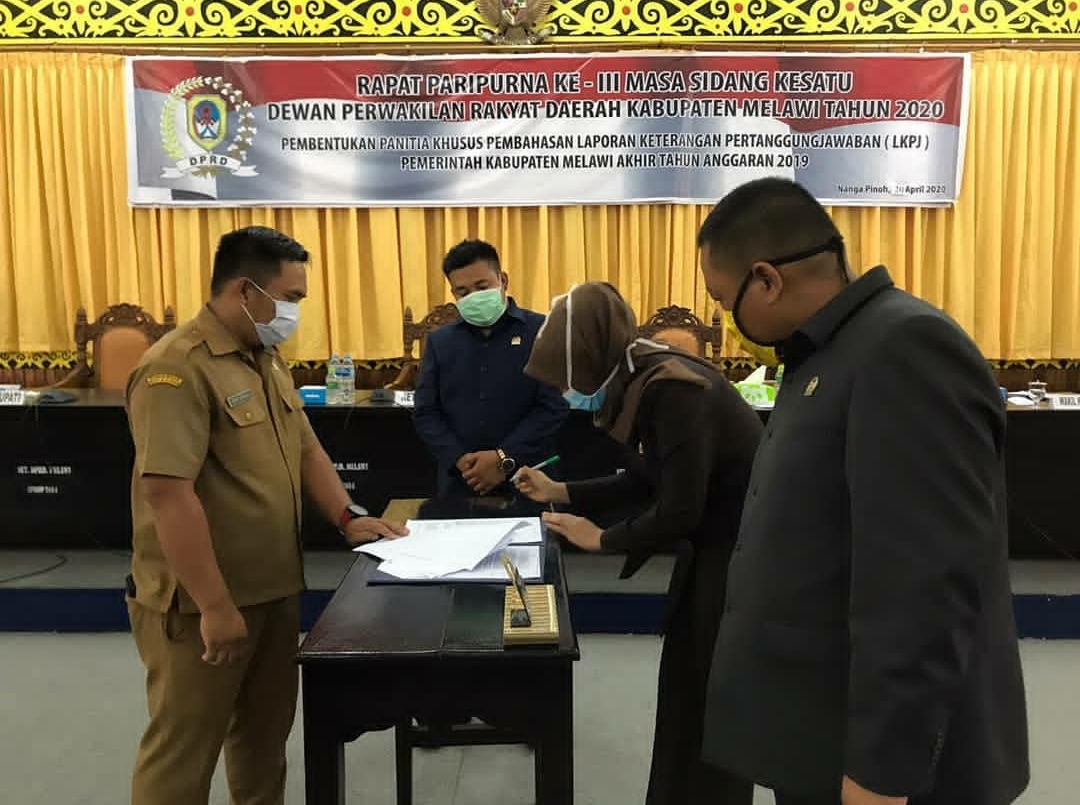 Penandatanganan berita acara oleh pimpinan DPRD Melawi, pada paripurna penyampaian LKPj tahun 2019 oleh Pemkab Melawi. (Ist) 