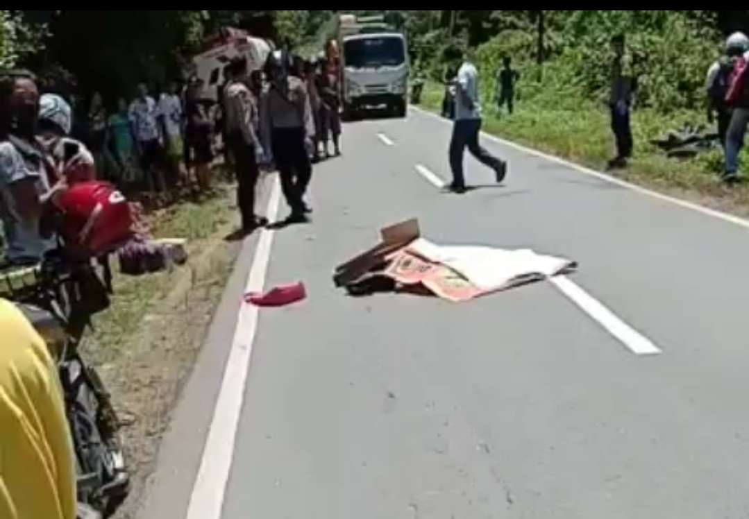 Korban yang meninggal ditempat setelah tersenggol mobil box dan tersambar mobil tangki. (Ist) 