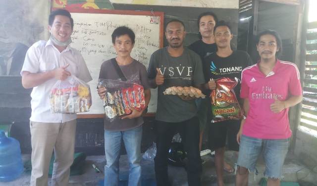 Anggota DPRD Kabupaten Sintang, Billy Welsan, Membagikan Paket Sembako