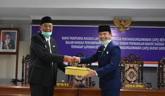 Bupati Sintang, Jarot Winarno dan Ketua DPRD Sintang, Florensius Ronny