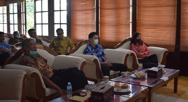 Bupati Sintang, Jarot Winarno, Ketua DPRD Sintang, Florensius Ronny dan Sekda Sintang, Yosepha Hasnah Saat menghadiri video conference bersama sejumlah menteri dan pejabat daerah lainnya se-Indonesia dari Pendopo Rumah Dinas Bupati Sintang