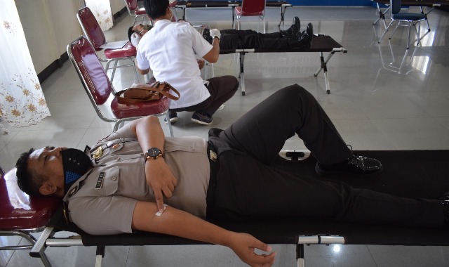 Covid-19, Polres Sekadau Menggelar Donor Darah Untuk Membantu Ketersediaan Stok Darah Di  PMI
