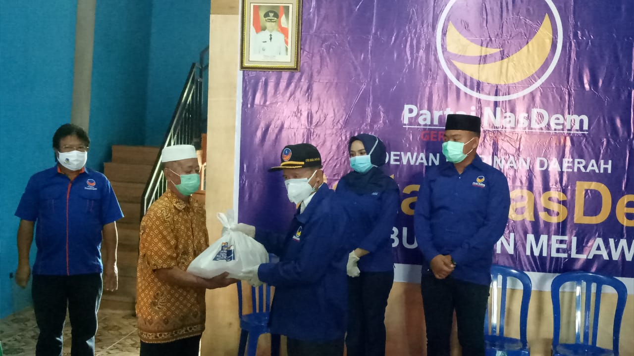 Ketua DPD Nasdem Melawi, Panji, saat menyerahkan bantuan kepada warga di Sekretariat Nasdem Melawi. (Dedi Irawan/KN) 