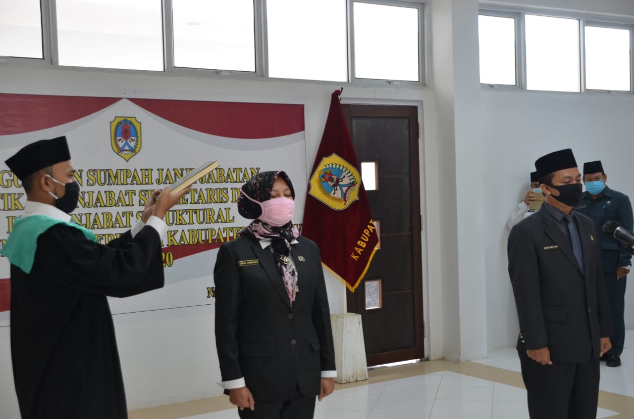 Kedua pejabat yang dilantik saat menjalani Prosesi pengambilan sumpah janji jabatan. (Dedi Irawan/KN) 