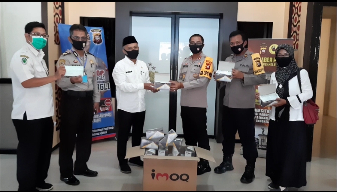 Kepala Dinas Kesehatan Melawi menyerahkan bantuan Masker kepada pihak Polres Melawi. (Dedi Irawan/KN) 