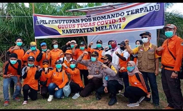 Para petugas Posko Covid-19 di perbatasan antara Melawi-Sintang, saat apel penutupan Posko. (Ist) 