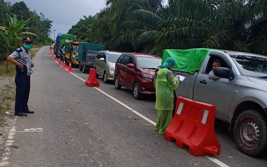 Pemeriksaan kesehatan dan penyemprotan disenfectant oleh petugas terhadap warga yang masuk ke Melawi. (Ist)