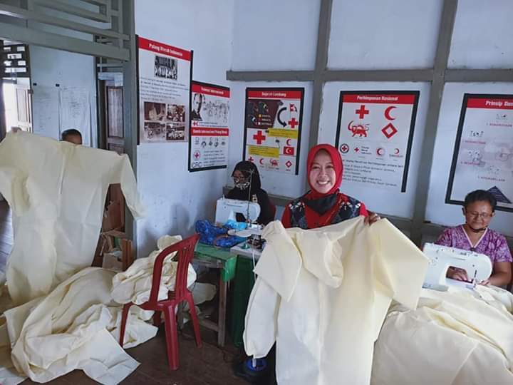 Ketua PMI Melawi, Nurbetty Eka Mulyastri saat menunjukan baju Hazmat buatan PMI Melawi yang akan diberikan kepada tenaga medis. (Ist)