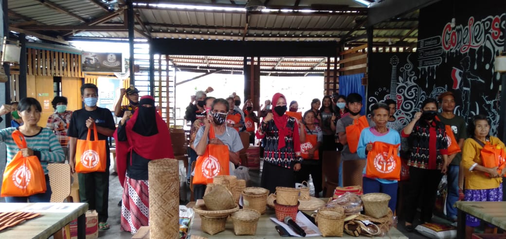 Pengurus Dekranasda saat menyerahkan bantuan kepada para pengrajin. (ist)