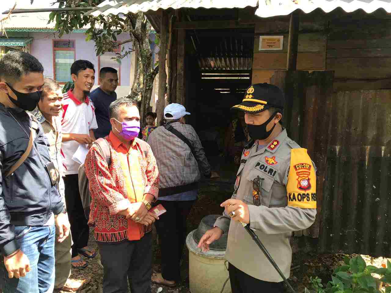 Kapolres Melawi AKBP Tris Supriadi saat memantau lansung penyaluran BLT DD. (IST) 