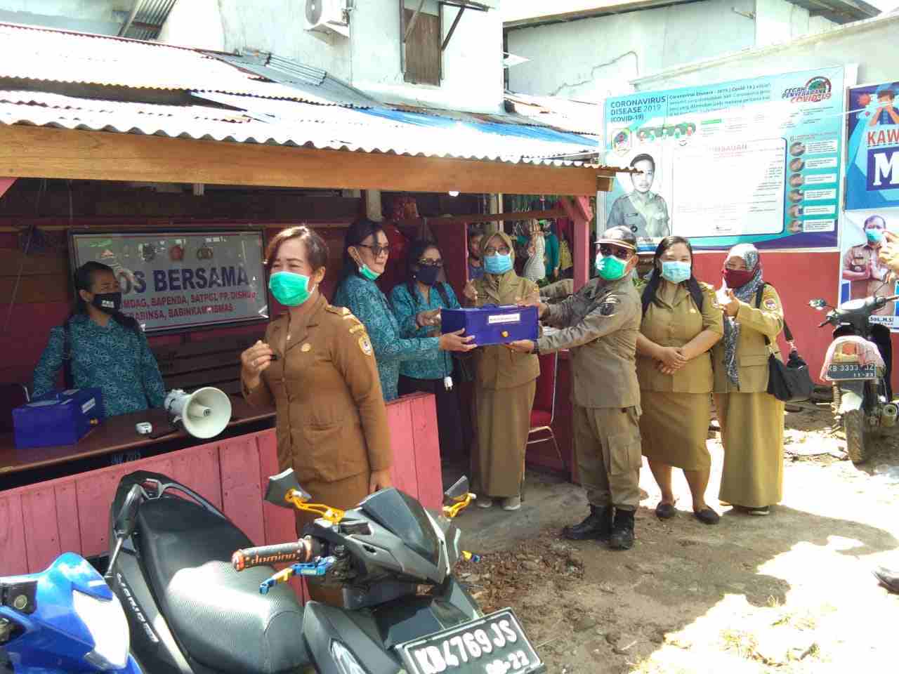 PKK saat menyerahkan box sterilisasi uang kertas ke pos POL PP di pasar Markasan. (Ist) 