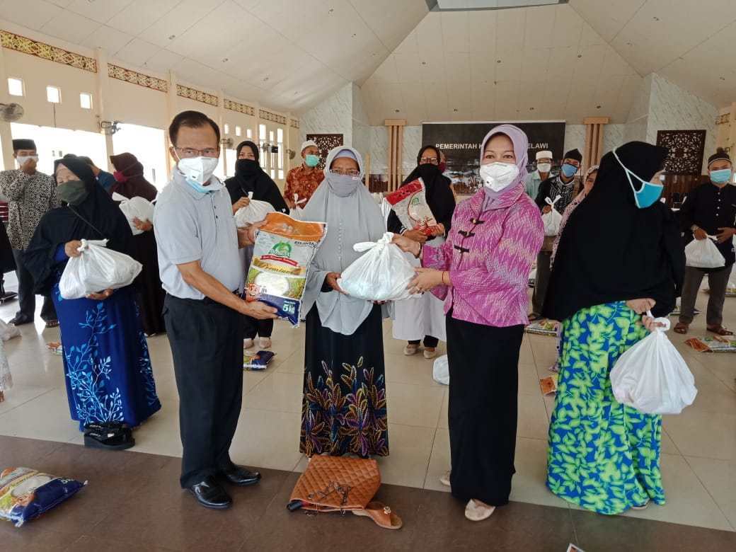 Bupati Melawi, Panji dan Bunda PAUD, Nurbetty Eka Mulyastri Panji saat menyerahkan bantuan kepada perwakilan guru ngaji (Ist) 