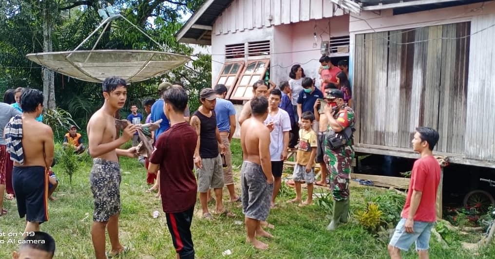 Warga ketika berada di rumah duka, usai korban dilakukan Evakuasi. (Ist) 