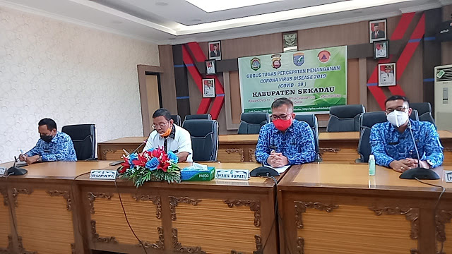 Ketua Tim Gugus Tugas Percepatan Penanganan Covid-19 Kabupaten Sekadau  Rupinus didampingi Wakil Ketua Gugus Tugas, Aloysius, Juru bicara Gugus Tugas, Henry Alpius dan Asisten 1 Pemerintahan Fendy mengumumkan 3 penambahan kasus baru terkonfirmasi positif covid-19 di Sekadau.
