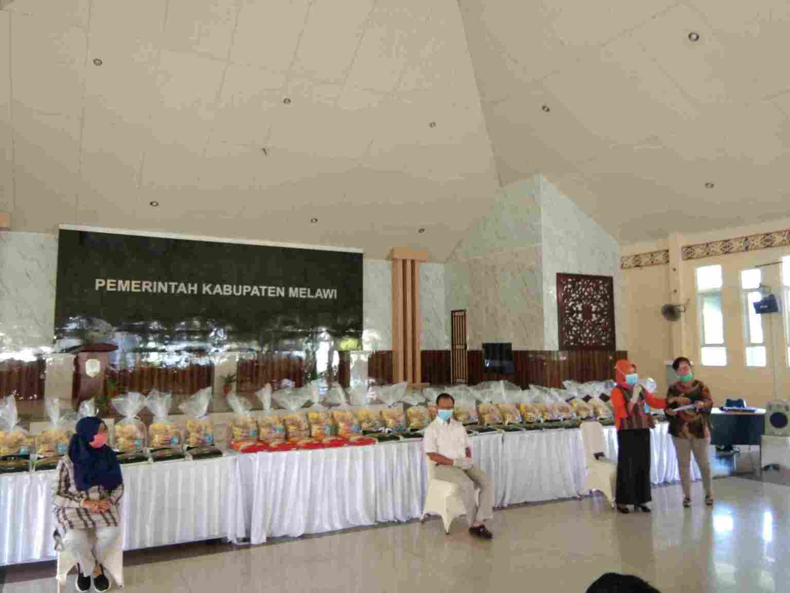 BPBD Melawi saat membagikan ratusan masker ke warga (Ist) 