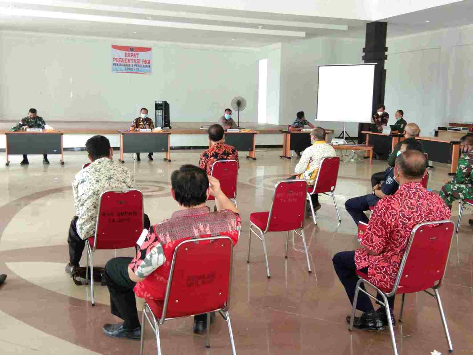 Bupati Melawi memimpin rapat presentasi penggunaan dana Covid-19. (Ist) 
