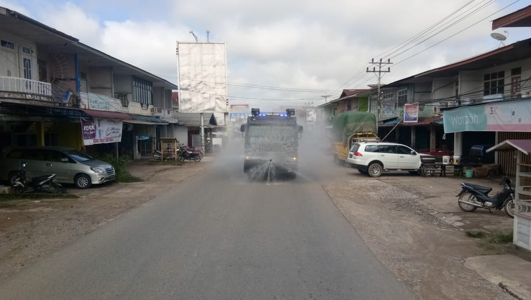 Polres melawi ketika melakukan penyemprotan disenfectant menggunakan water canon. (Ist)