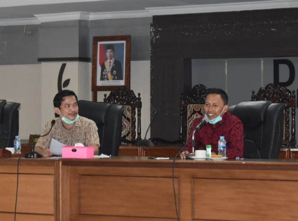 Ketua DPRD Sintang, Florensius Ronny, saat memimpin rapat gabungan komisi beserta sekretariat DPRD Sintang di ruang sidang gedung DPRD Sintang, Kamis (4/6/2020)