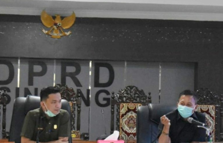 Ketua DPRD Sintang, Florensius Ronny didampingi Wakil Ketua I DPRD Sintang, Jeffray Edward memimpin rapat koordinasi gabungan anggota komisi bersama Tim Anggaran Pemerintah Daerah (TAPD) Kabupaten Sintang pada Senin (8/6/2020).