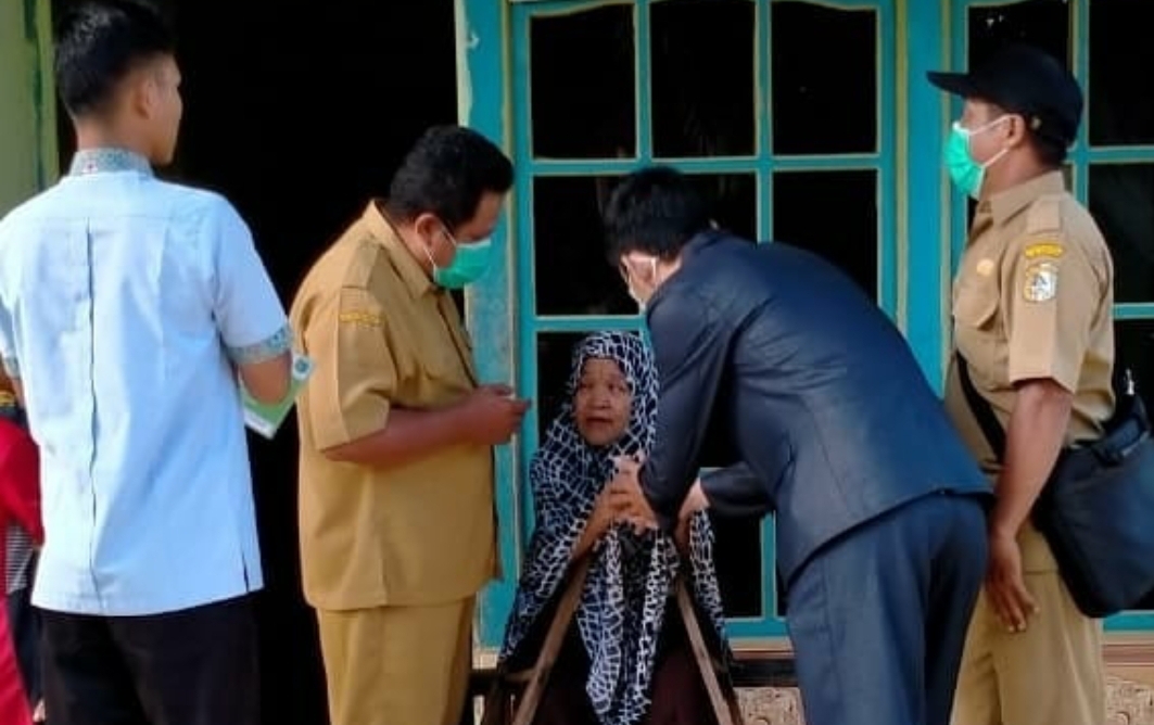 Ketua Komisi A Dewan Perwakilan Rakyat Daerah (DPRD) Kabupaten Sintang, Santosa memantau langsung penyaluran BLT di Desa Melingkat, Kecamatan Kayan Hilir, Senin (8/6/2020).
