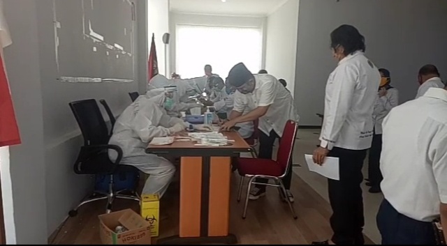 Wakil Bupati Melawi, Dadi Sunarya Usfa Yursa saat diambil darahnya untuk dilakukan Rapid Test. (Dedi Irawan)