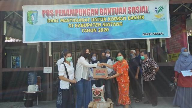 Ketua Persatuan Istri Anggota (PIA) DPRD Sintang, Ny. Erni Florensius Ronny Menyerahkan Bantuan Untuk Korban Banjir Kepada Dinsos Sosial