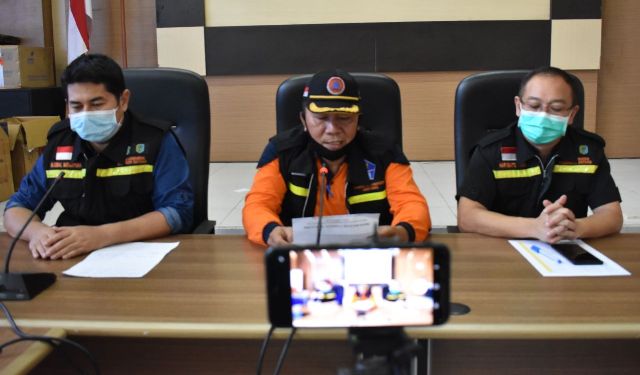 Sekretaris Gugus Tugas Covid-19, Bernhad Saragih, yang di dampingi Kepala Dinas Kesehatan Kabupaten Sintang, dr. Harysinto Linoh dan Tim Gugus Tugas Kesehatan Covid-19,  mengumumkan penambahan satu pasien positif Covid-19 di Kabupaten Sintang yang sembuh.  Poto: Anwar