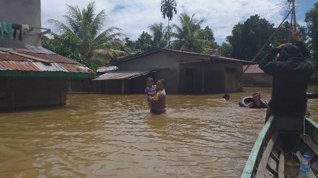 Bhabinkamtibmas Polsek Nanga Pinoh, Bripka Dady Satyadi saat Berada di Desa Labai Mandiri