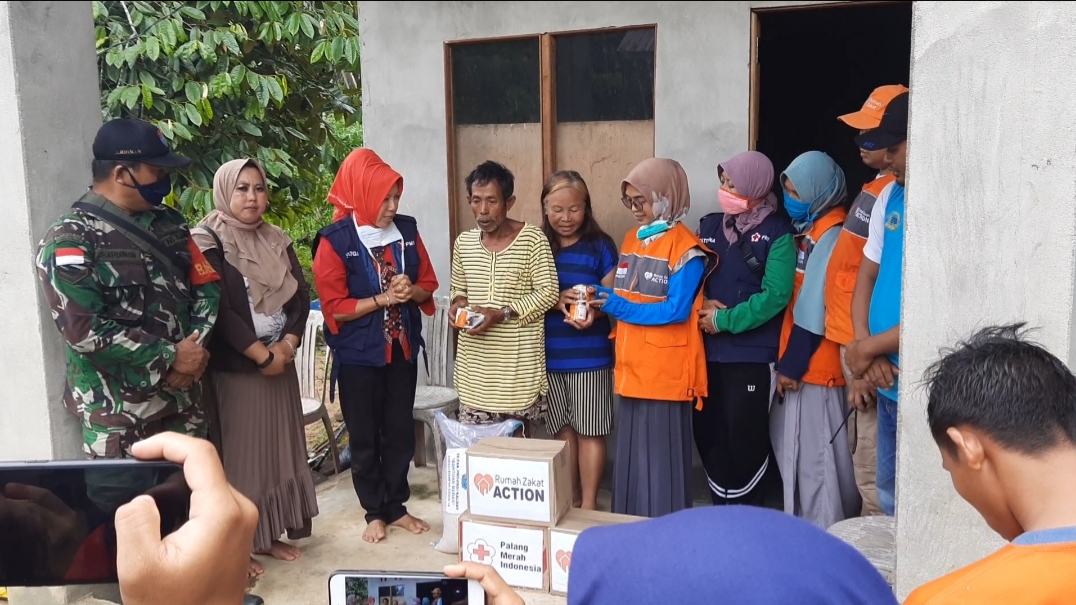 Amin didampingi Istrinya menerima bantuan dari ketua PMI Melawi dan Rumah Zakat Pontianak. (Dedi Irawan/KN) 