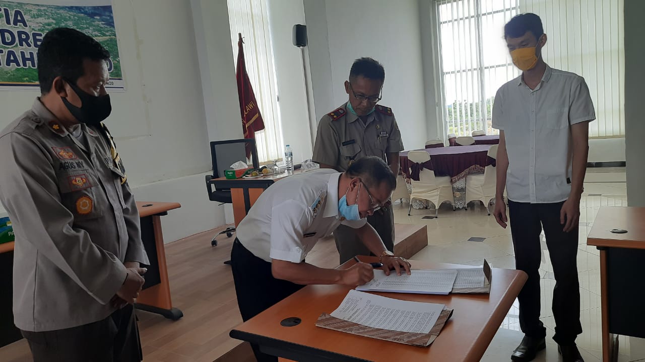 Bupati Melawi menandatangani berita acara dalam sidang Landreform agraria. (Dedi Irawan/KN) 