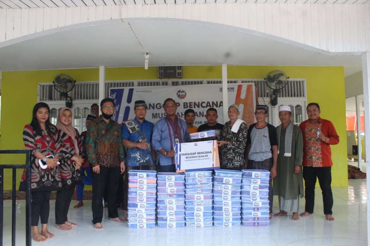 Kepala Cabang BRI Melawi, Setyo Agung Yulianto saat menyerahkan bantuan dampak banjir kepada pengurus Masjid As-Shobirin. (Dedi Irawan/KN) 