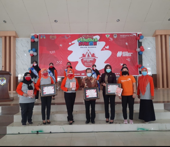 Bupati Melawi bersama ketua DPRD, Ketua PKK Melawi berfoto bersama dalam acara Peringatan Hari Anak Nasional Indonesia di Pendopo Rumah Jabatan Bupati Melawi. (Dedi Irawan /KN) 