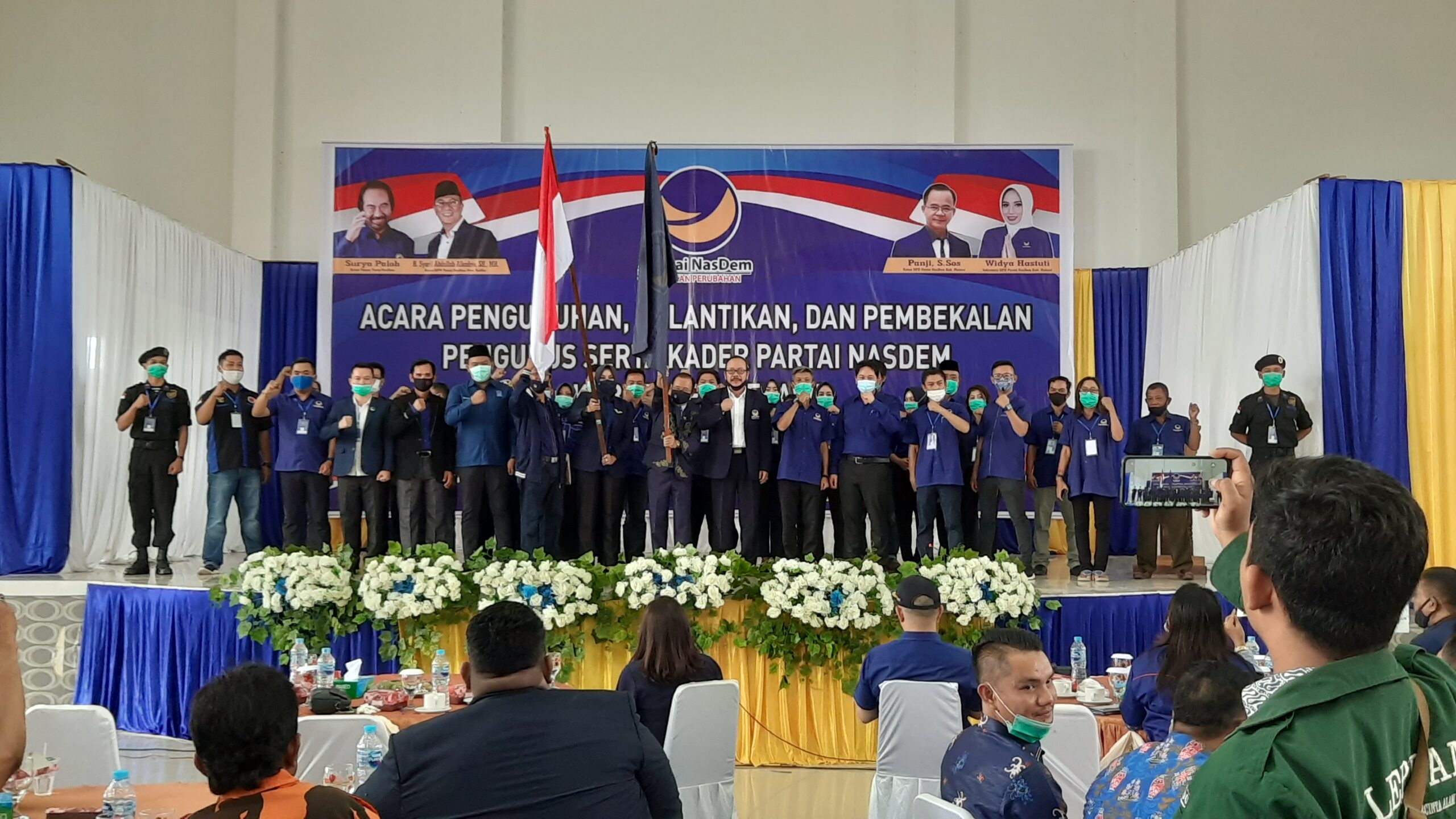 Pengurus DPD Nasdem Melawi yang dikukuhkan oleh pengurus DPW Nasdem Provinsi Kalbar. (Dedi Irawan/KN)