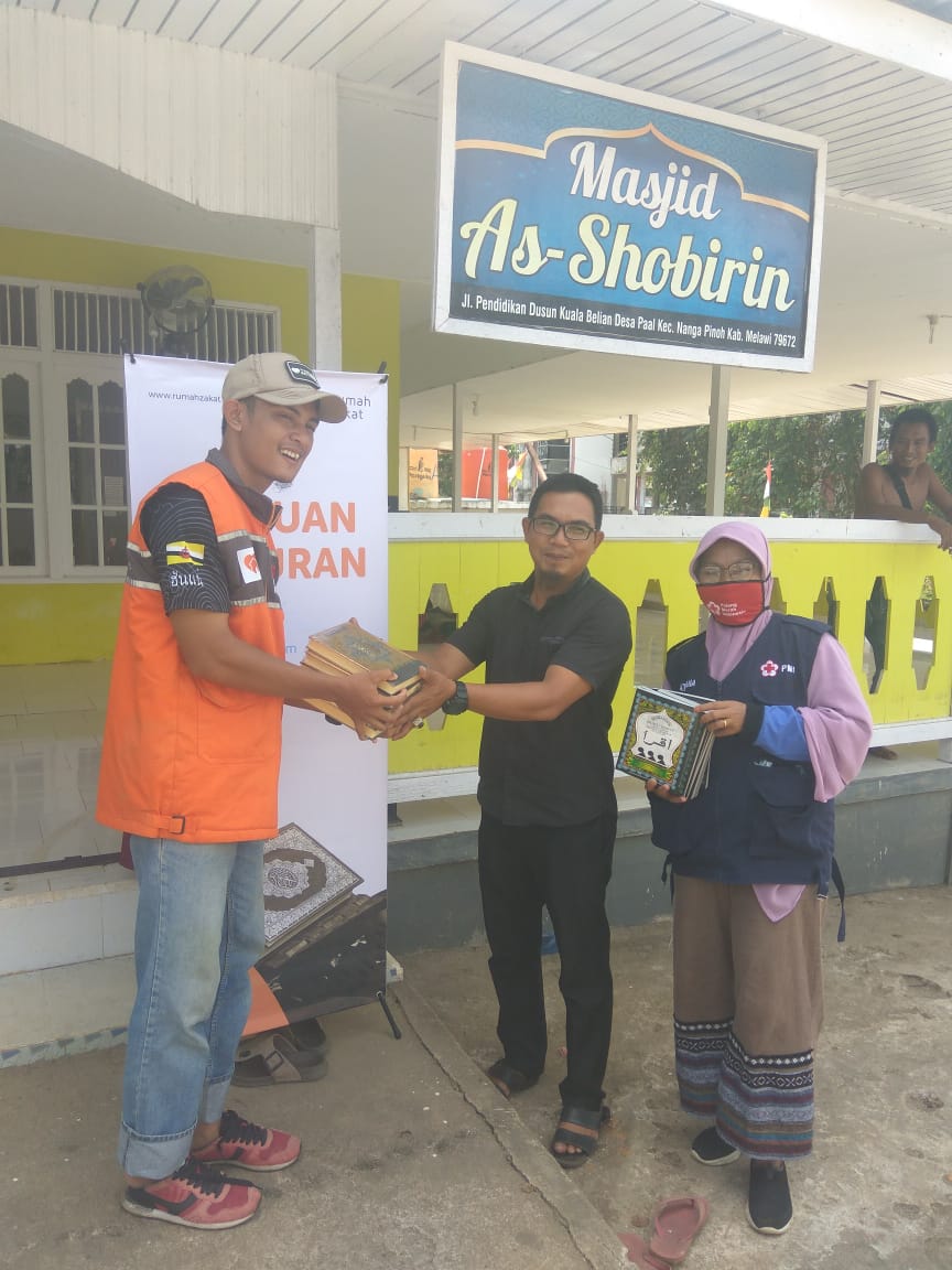Pengurus Masjid As-Shobirin saat menerima bantuan Al Quran dan Iqra yang diserahkan pengurus rumah Zakat Pontianak, Kalbar yang didampingi pengurus PMI Melawi. (Dedi Irawan/KN) 