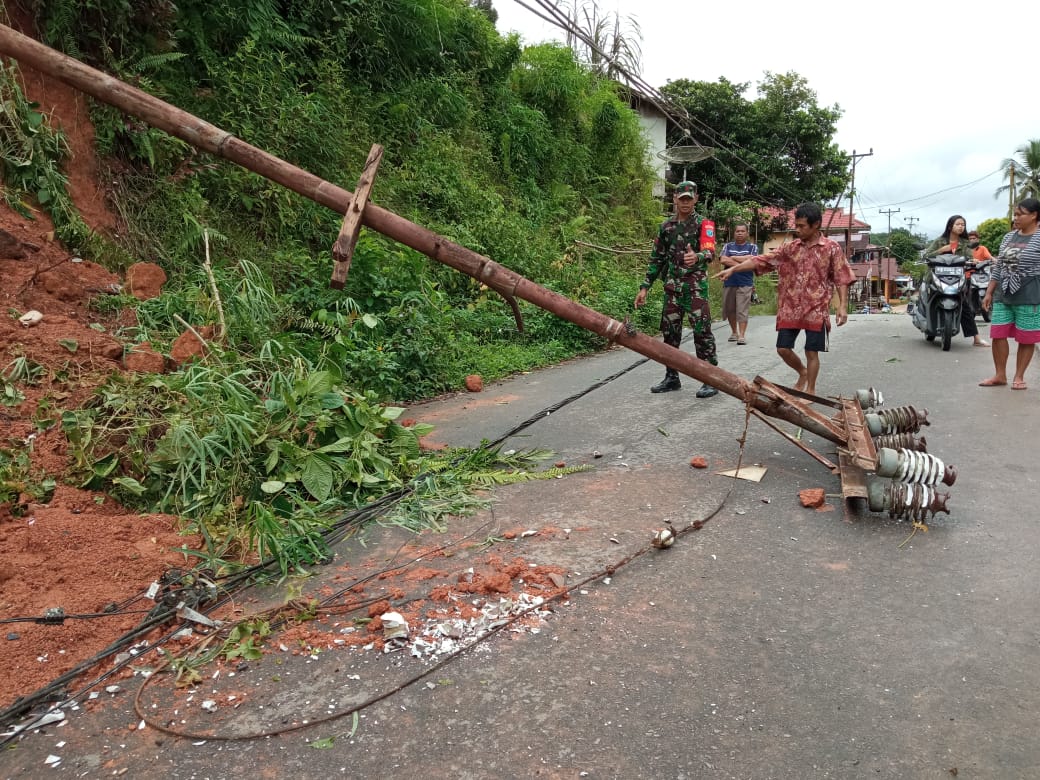 Tiang listrik yang tumbang akibat longsor, hingga mengakibatkan seorang pengendara meninggal dunia. (Ist) 
