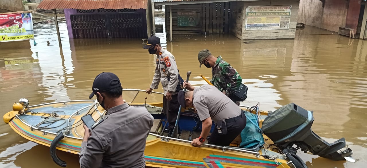 Anggota TNI dan Polri saat melakukan patroli melihat kondisi banjir di Kecamatan Menukung. (Ist) 