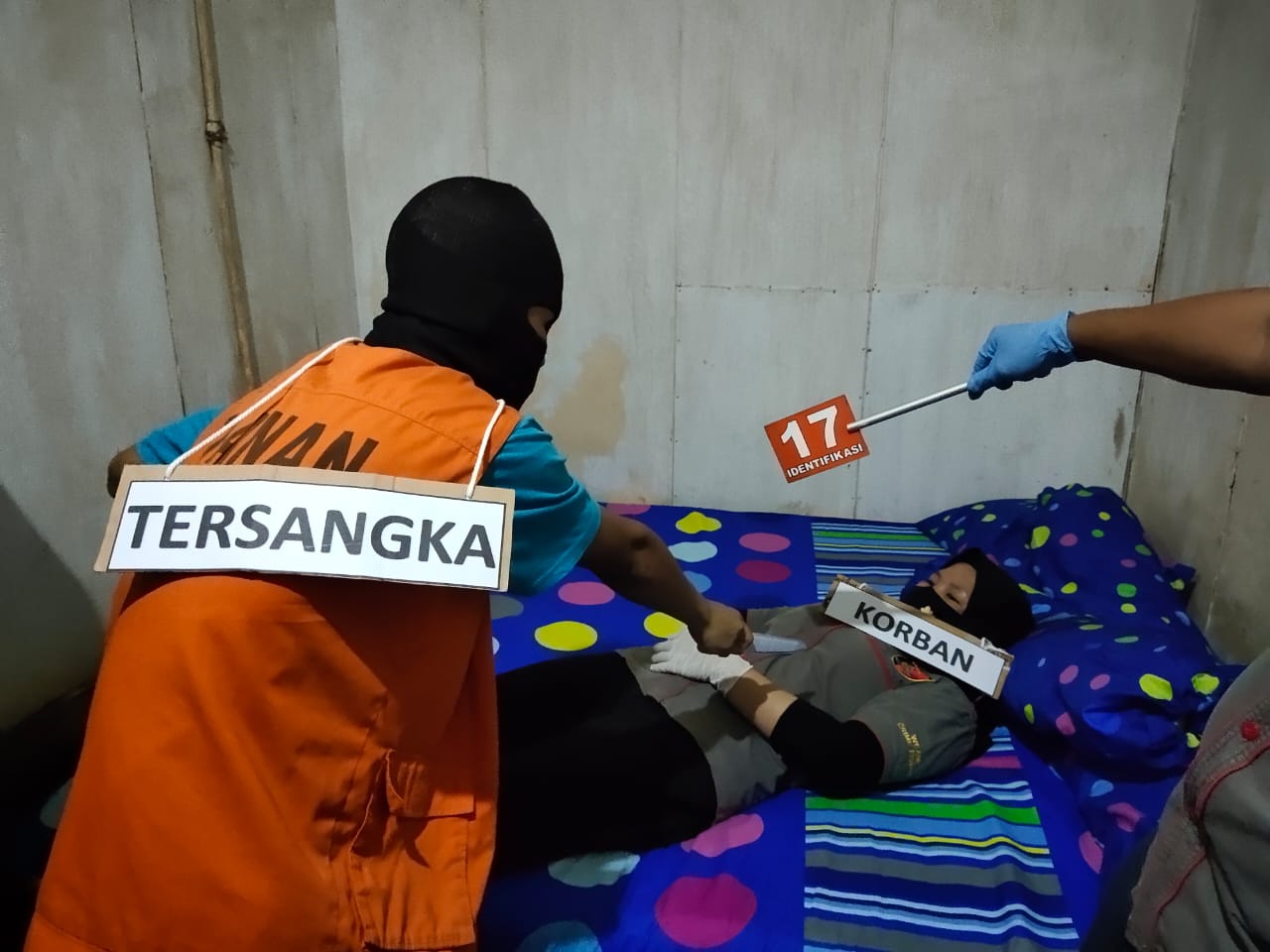 Salah satu adegan saat tersangka membunuh korban di tempat tidur kamar 102 Losmen Jaya Indah. (Dedi Irawan) 