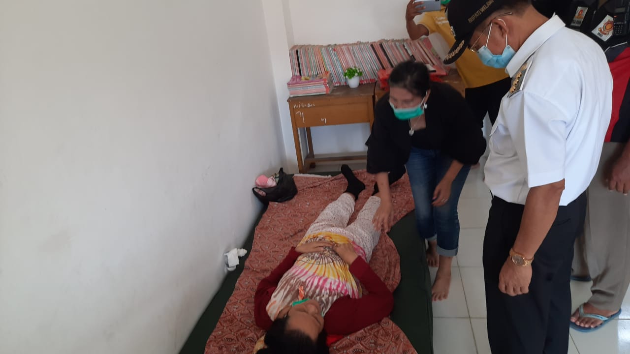 Bupati Melawi, Panji saat melihat kondisi pengungsi yang mengungsi di SDN 06 Nanga Pinoh. (Dedi Irawan) 