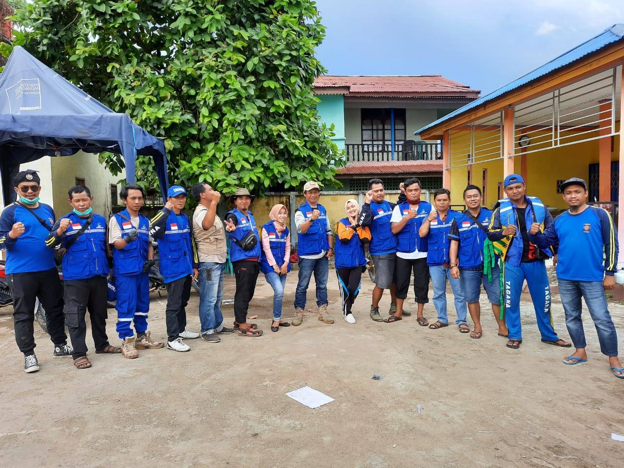 Tim TAGANA Melawi yang merupakan tim dapur umum di Posko Batingsor, dalam melayanan konsumsi para pengungsi serta warga terdampak banjir. (Dedi Irawan) 