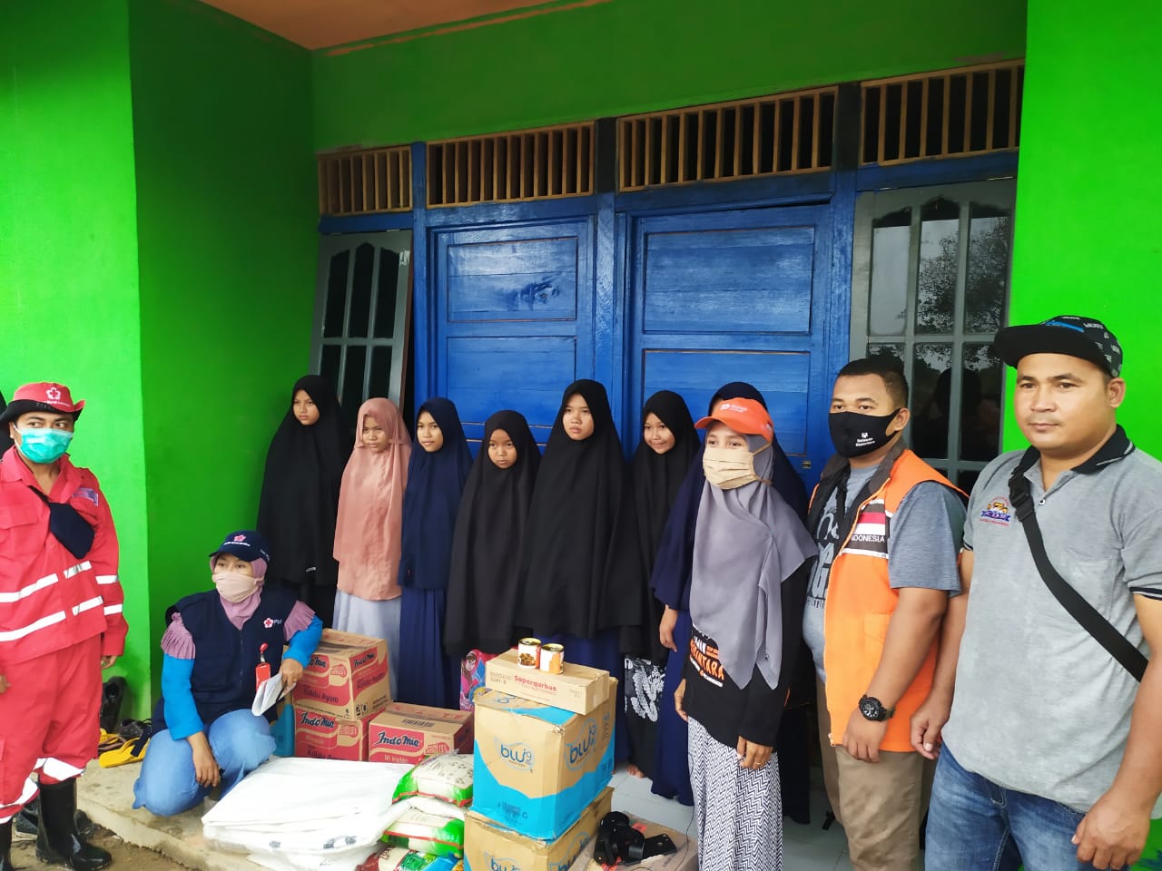 Gabungan organisasi saat menyerahkan sejumlah bantuan ke Pondok Pesantren Syaikh Zainuddin Nahdlatul Wathan. (Ist) 
