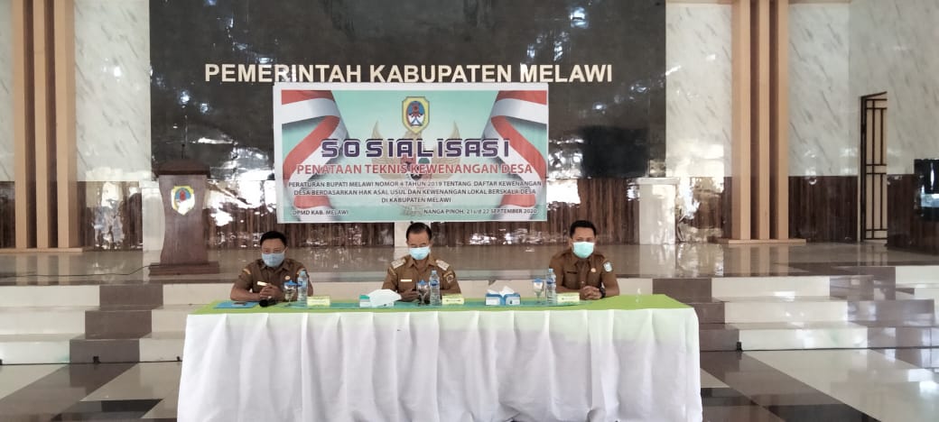 Bupati Melawi, Panji bersama kepala DPMD Kabupaten Melawi saat pembukaan kegiatan sosialisasi Sosialisasi Penataan Teknis Kewenangan Desa. (Ist) 