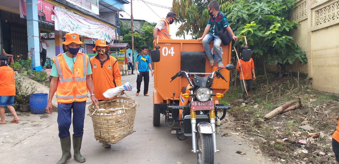 Petugas kebersihan mengangkut sampah di jalan protokol Nanga Pinoh. (Ist) 