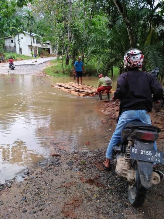 Desa lingkar Indah Sayan, tepatnya di jembatan kenoka kiri. Yang mulai tergenang air. (Ist) 