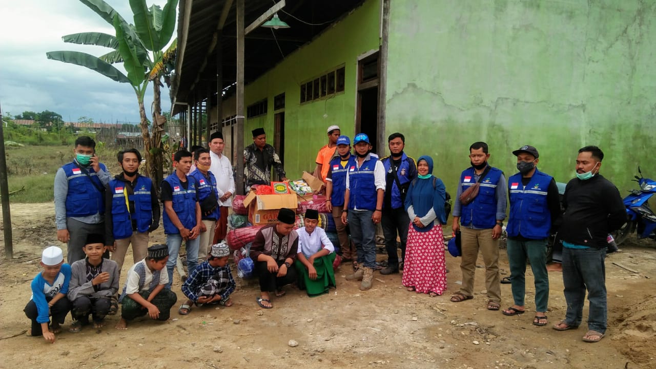 Penyerahan bantuan dari TAGANA ke Pengurus Ponpes Syaikh Zainuddin NW. (Dedi Irawan) 