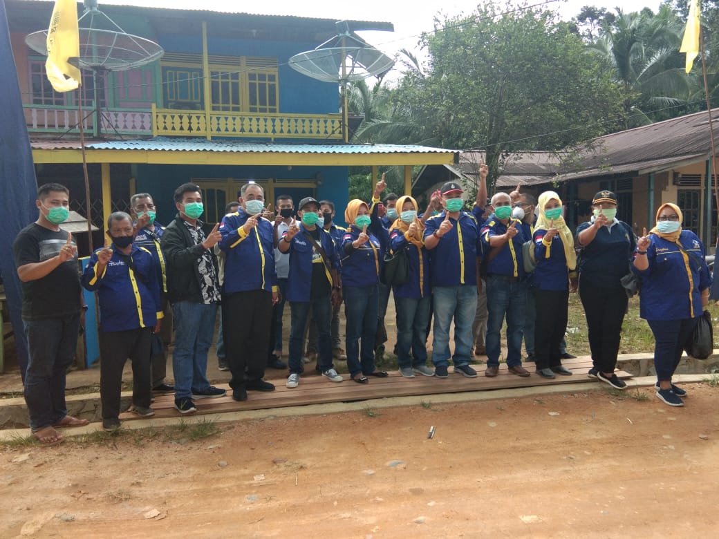 Calon Wakil Bupati Melawi, Abang Ahmaddin, berfoto bersama tim pemenangan Kecamatan Pinoh Selatan. (Ist)