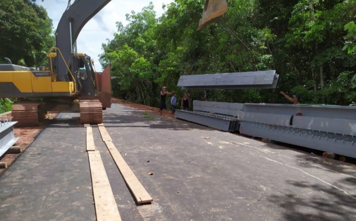 Bongkar muat sejunlah rangka baja jembatan Melawi 2. (Ist) 
