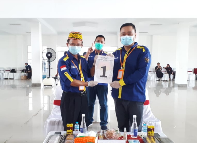 Pasangan Calon Bupati dan Wakil Bupati Melawi. Panji-Ahmaddin saat menunjukan nomor urut satu yang dipercaya sebagai nomor keberuntungan. (Ist) 