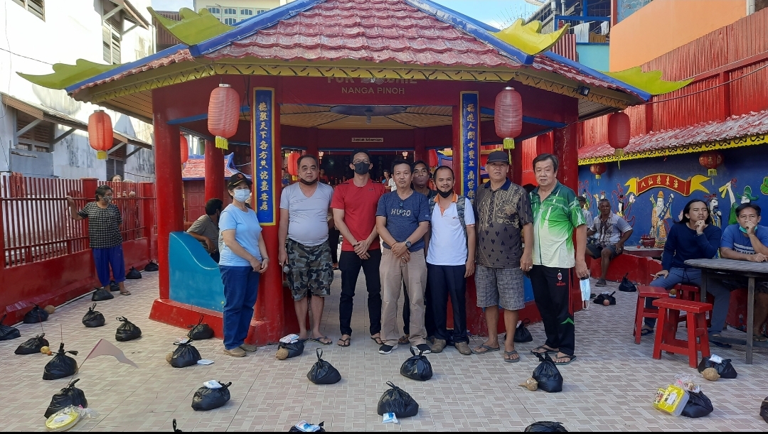 Pengurus Kelenteng Fuk Tet Chie Nanga Pinoh, bersama pengurus MABT Melawi dan BS-PBK dalam pelaksanaan Chiong Shie Ku. (Dedi Irawan/KN) 