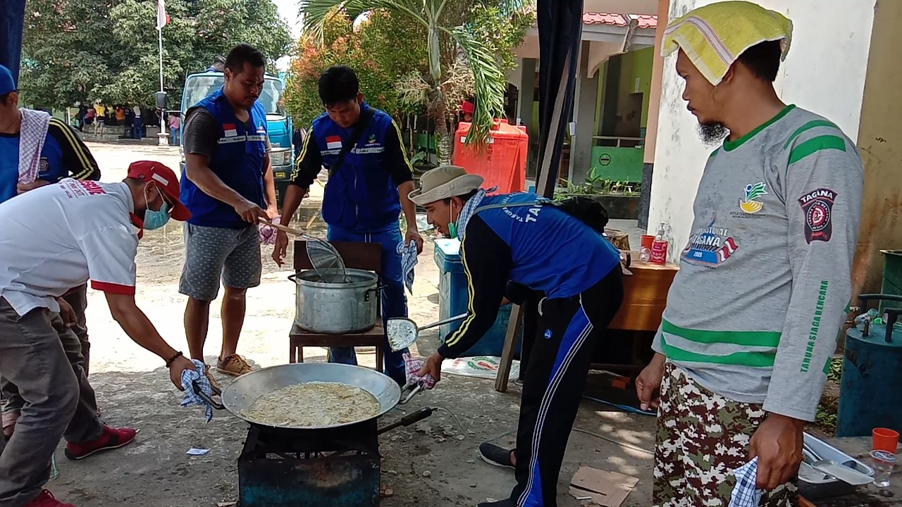 Tagana Melawi ketika memasak untuk para pengungsi di SDN 06 Nanga Pinoh. (Dedi Irawan) 